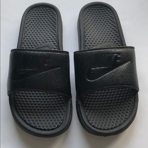 nike benassi triple black